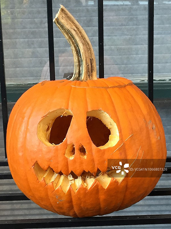 雕刻着怪异面孔的南瓜图片素材