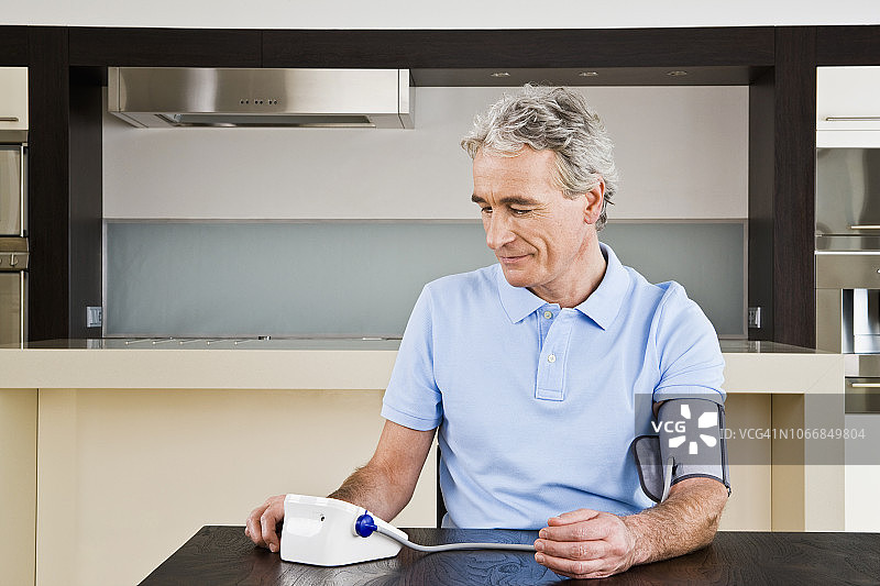 男子测量血压图片素材