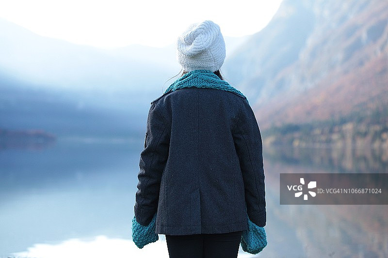 小女孩在湖边享受美好的秋日图片素材