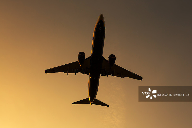 日落时分的天空飞机图片素材