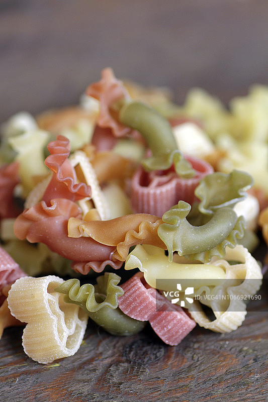 木桌上的彩色意大利面图片素材