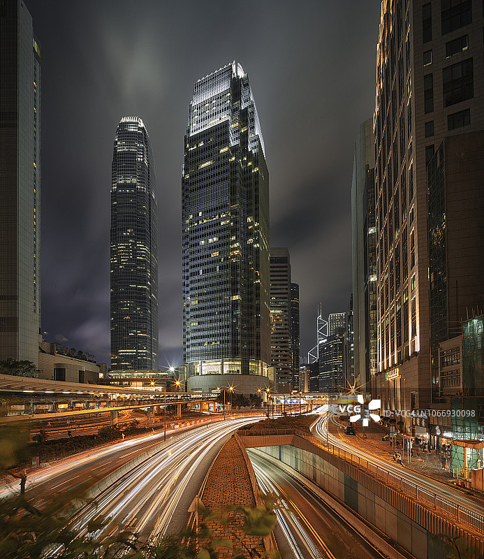 香港中环干诺道上的交通轨迹和城市景观图片素材