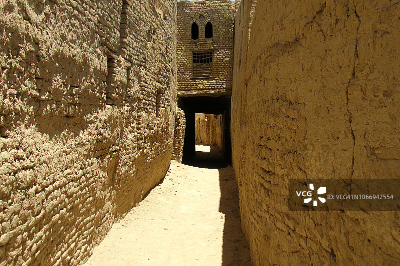 埃及代赫莱绿洲附近的奥斯曼时期古镇Al-Qasr图片素材