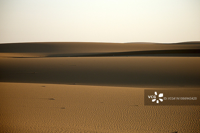 撒哈拉沙漠日落：沙丘阴影图片素材