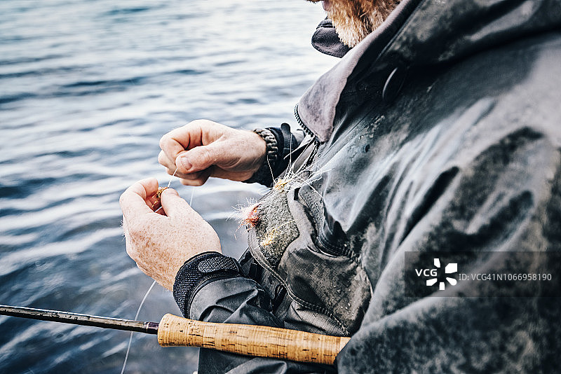 飞蝇钓渔夫将飞蝇拴到鱼线上图片素材