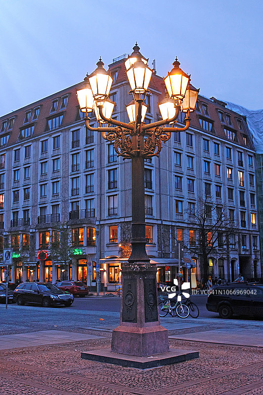 德国柏林宪兵广场日落时的街灯图片素材