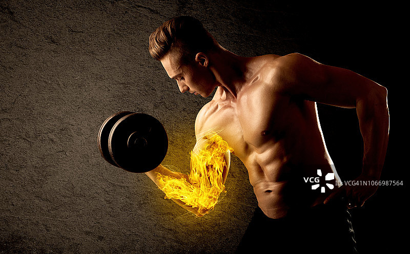 举重的健壮健美运动员，二头肌火焰概念图片素材