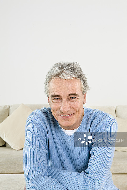 在客厅里的男人图片素材