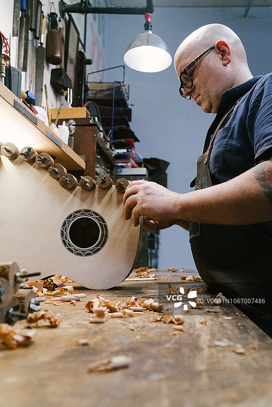 工作中的提琴制作师图片素材