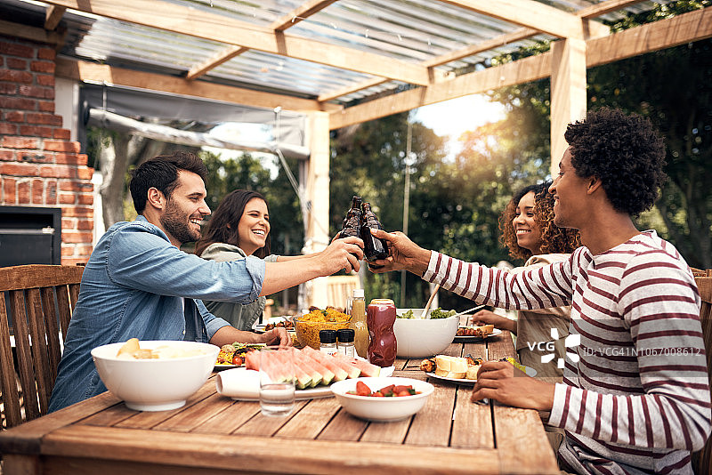 庆祝他们多年的深厚友谊图片素材