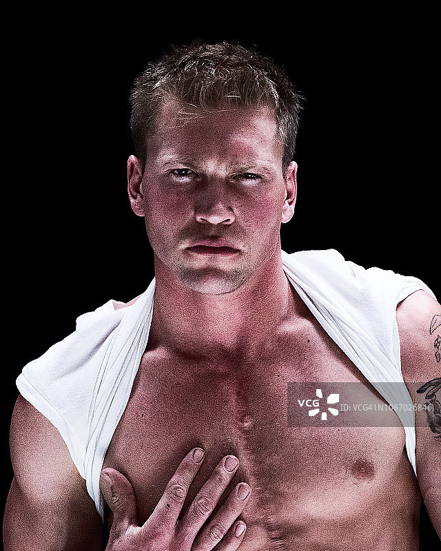 解开衬衫的男人图片素材