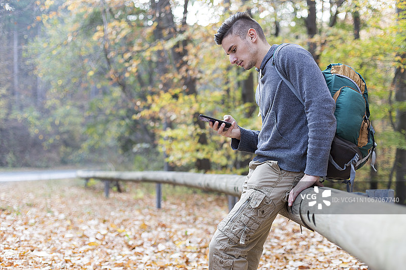 使用手机的年轻男子图片素材