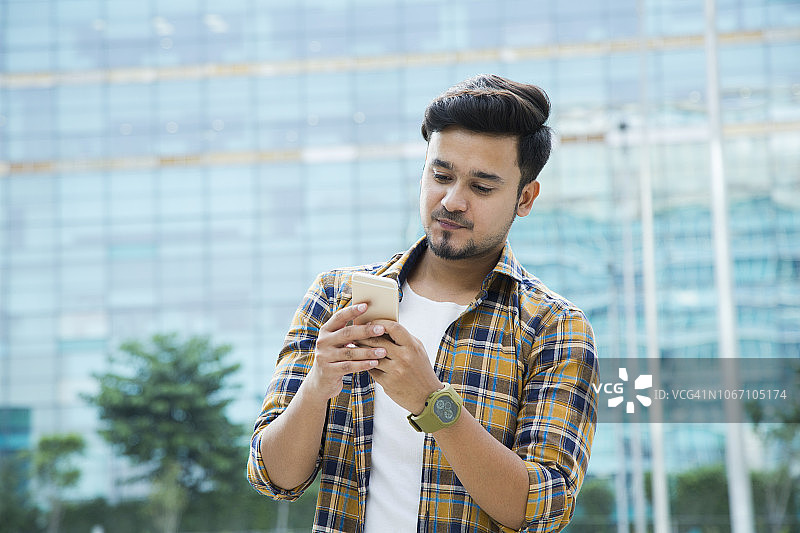 在街上发短信-图片素材图片素材