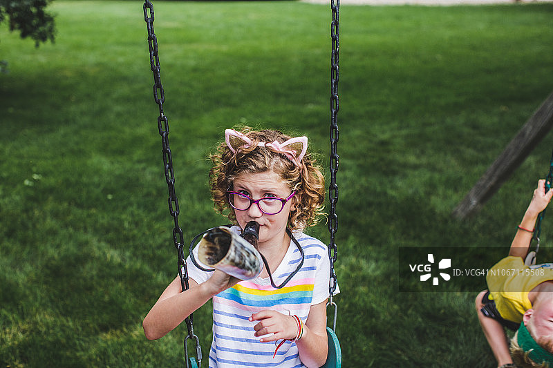 女孩吹动物角图片素材