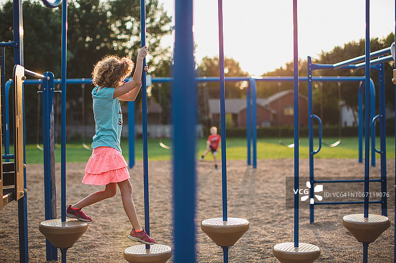 儿童在公园游乐场玩耍图片素材