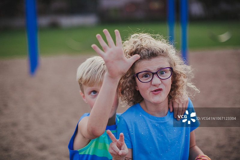 对着镜头搞怪的男孩和女孩图片素材
