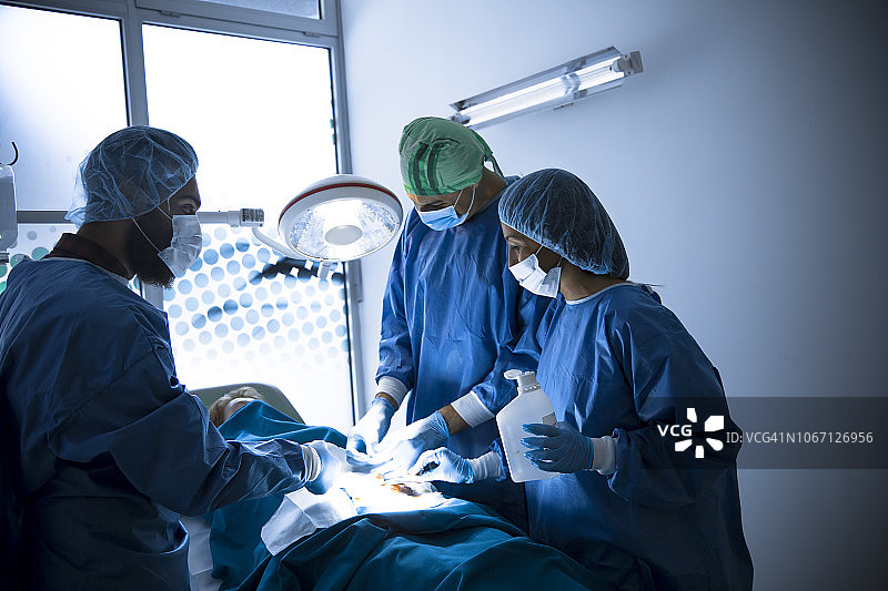 外科医生手术中图片素材