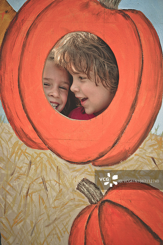 孩子们在南瓜地里图片素材