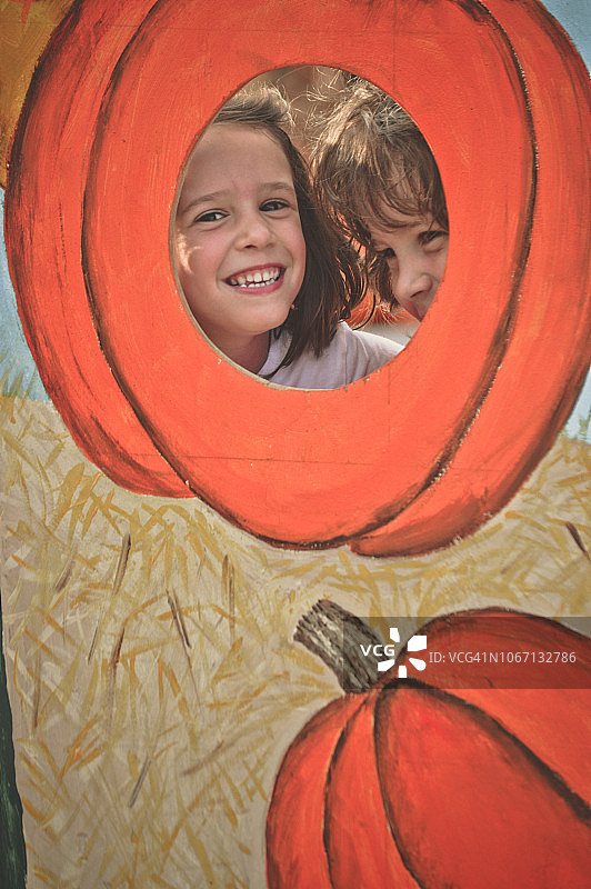 孩子们在南瓜地里图片素材