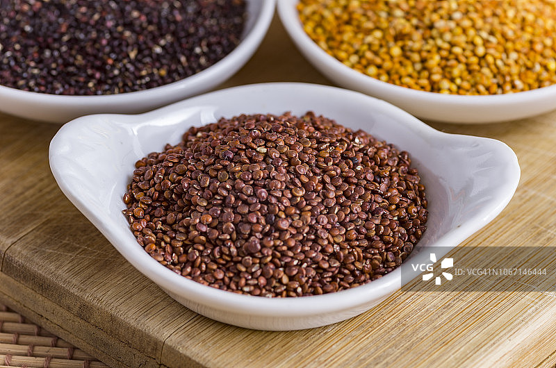 木桌上的红白藜麦图片素材