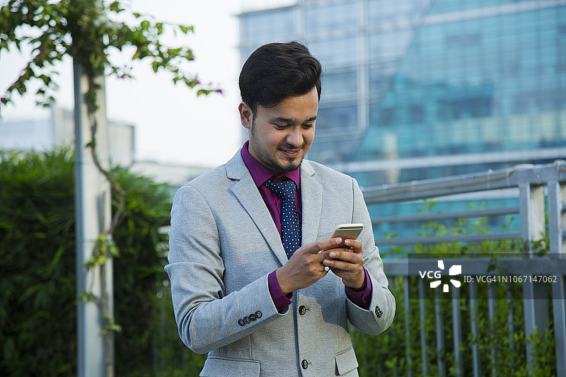 打电话聊天的商人图片素材