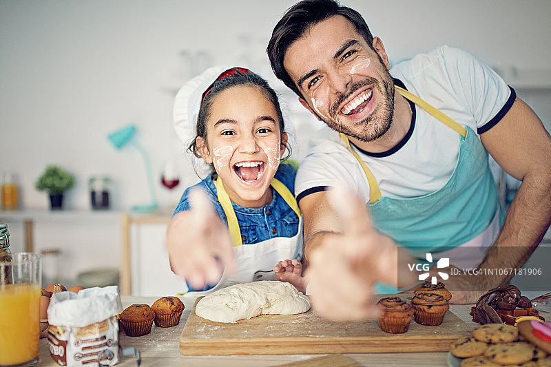 父女在厨房一起做饭图片素材