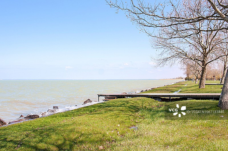 在巴拉顿湖的芦苇丛中放松身心，匈牙利风光图片素材