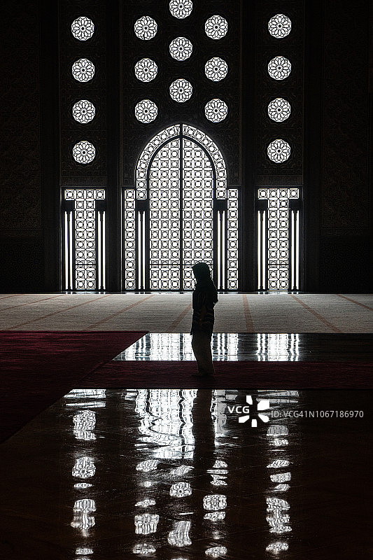 卡萨布兰卡哈桑二世清真寺祈祷大厅内的祈祷女性剪影图片素材
