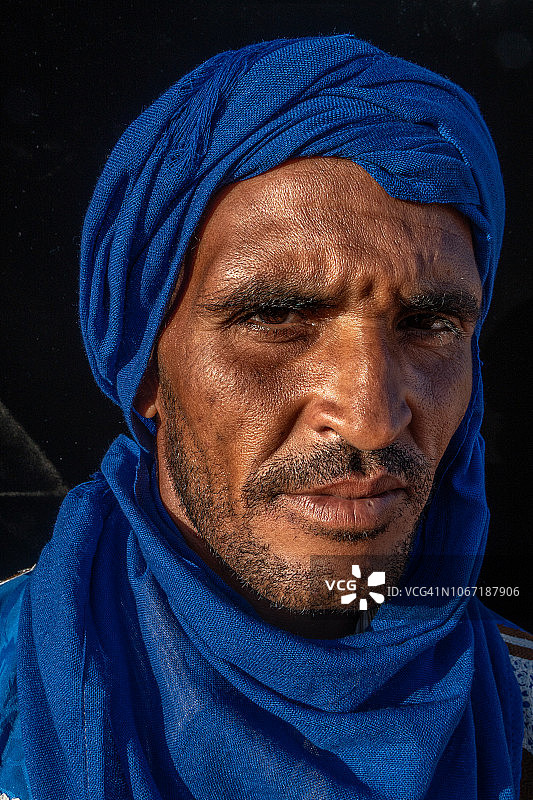 身着传统服装的撒哈拉蓝人特写肖像图片素材