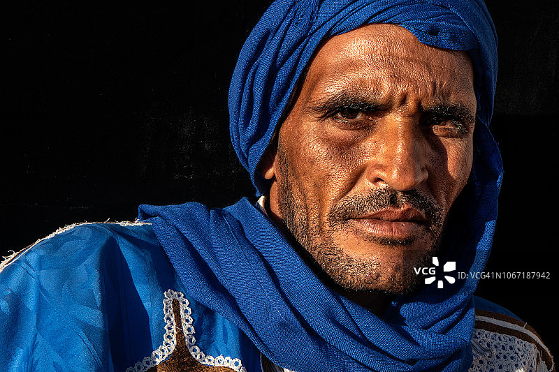 身着传统服装的撒哈拉蓝人特写肖像图片素材