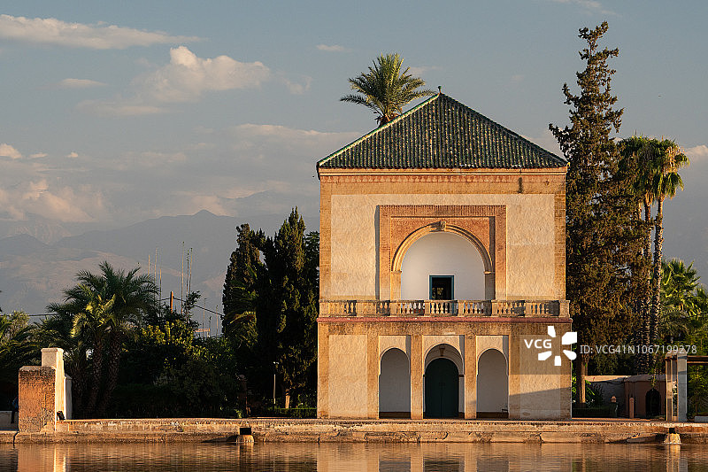 马拉喀什梅纳拉花园：午后阳光下的亭子图片素材