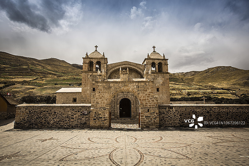 秘鲁阿雷基帕科尔卡峡谷秃鹰图片素材