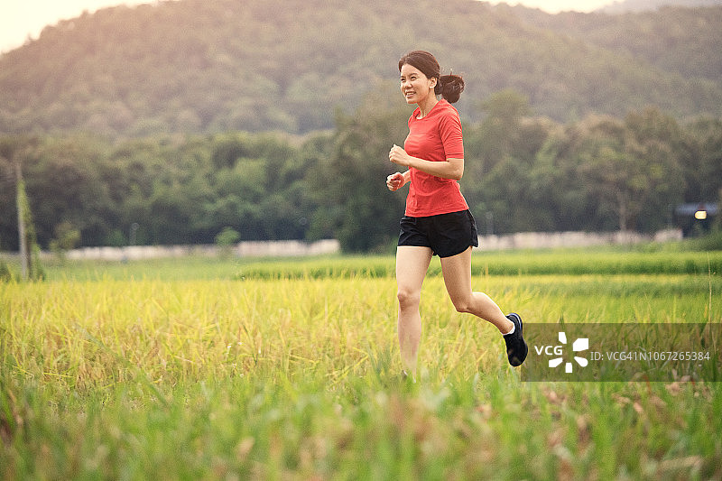 亚洲运动型女子在郊外试跑图片素材