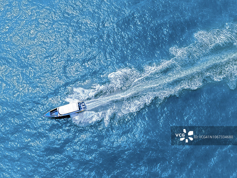 海上豪华游艇航拍俯视图图片素材
