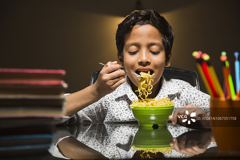 男孩在吃意大利面图片素材