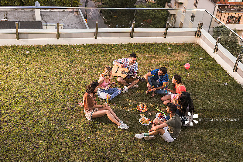朋友们在顶层公寓阳台上欢聚的俯视照片图片素材