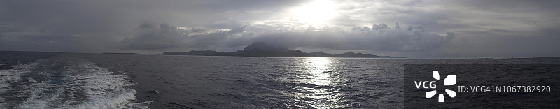 以遮蔽的天空为背景，波拉波拉岛屿的海洋全景照片图片素材