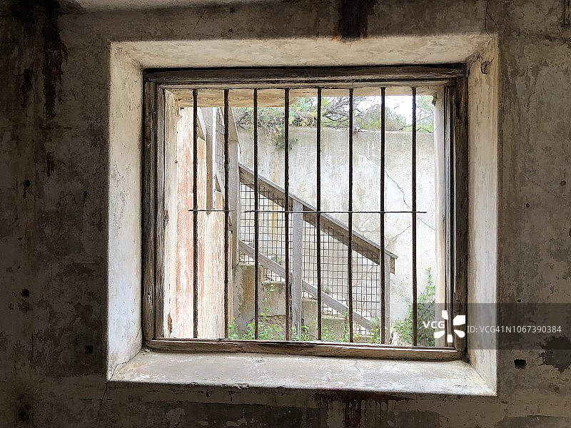 阴影下的窗户栏杆图片素材