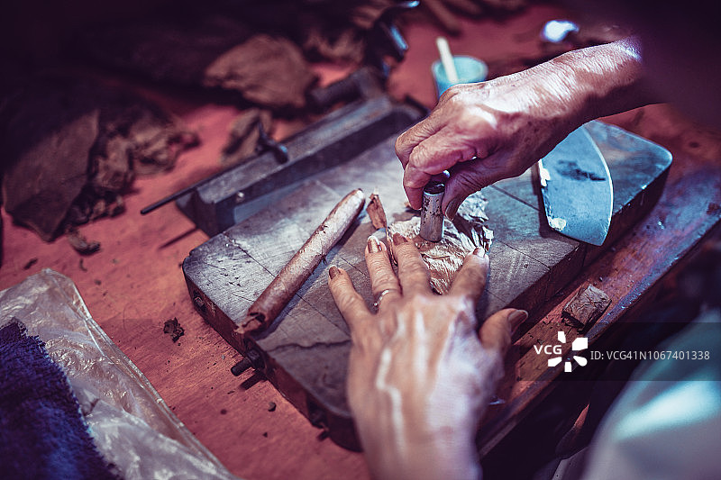 在古巴哈瓦那制作传统雪茄图片素材