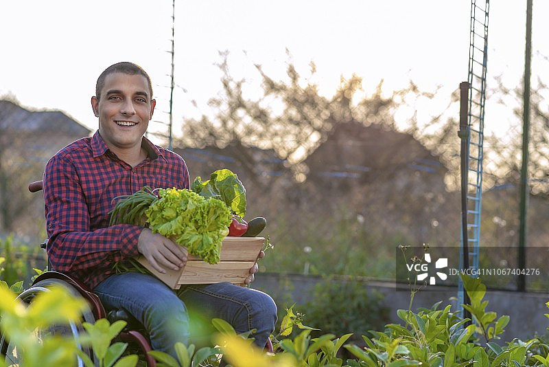 在食品市场拿着篮子的企业主图片素材
