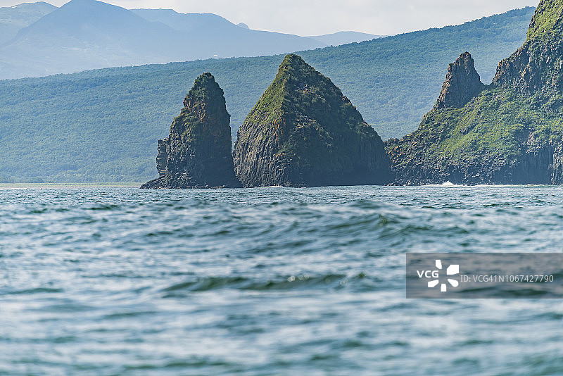 俄罗斯堪察加半岛阿瓦查湾的岛屿图片素材