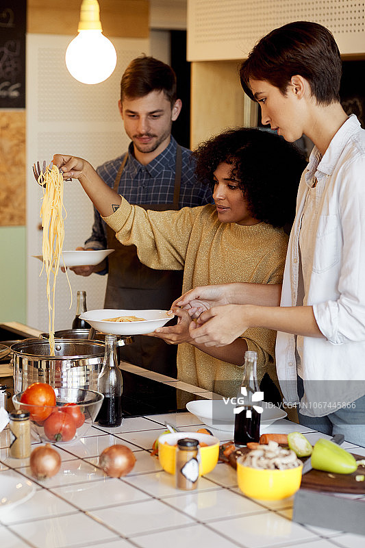 朋友们一起做饭图片素材