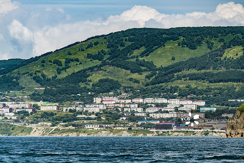 俄罗斯堪察加彼得罗巴甫洛夫斯克建筑与阿瓦查湾港口图片素材