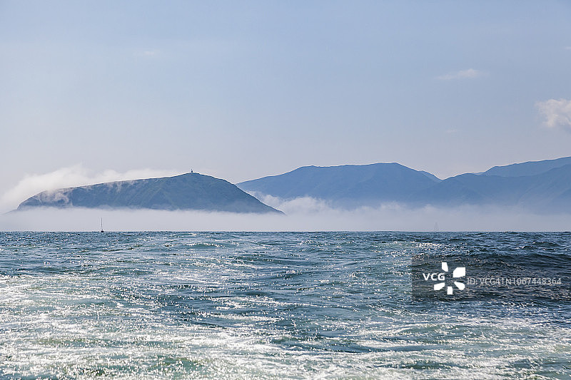 俄罗斯堪察加半岛阿瓦查湾的岛屿图片素材