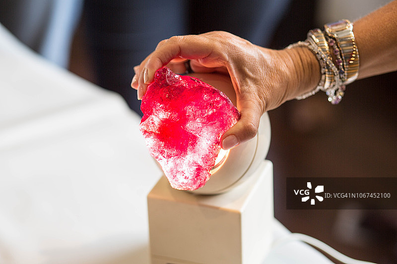 天然粗糙红宝石图片素材