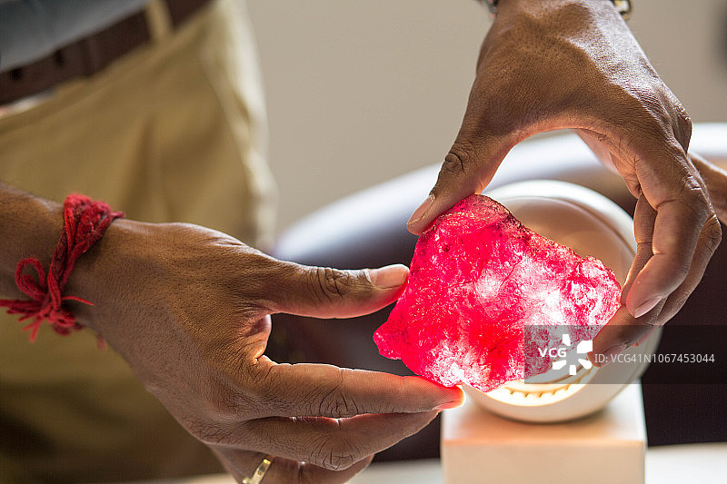 印度斋浦尔的红宝石原石图片素材