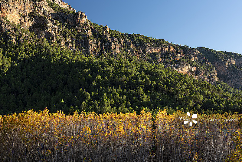 西班牙塞古拉河秋日色彩图片素材