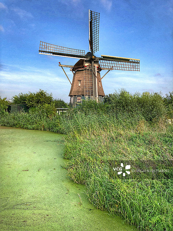 荷兰哈勒姆的风车与运河图片素材