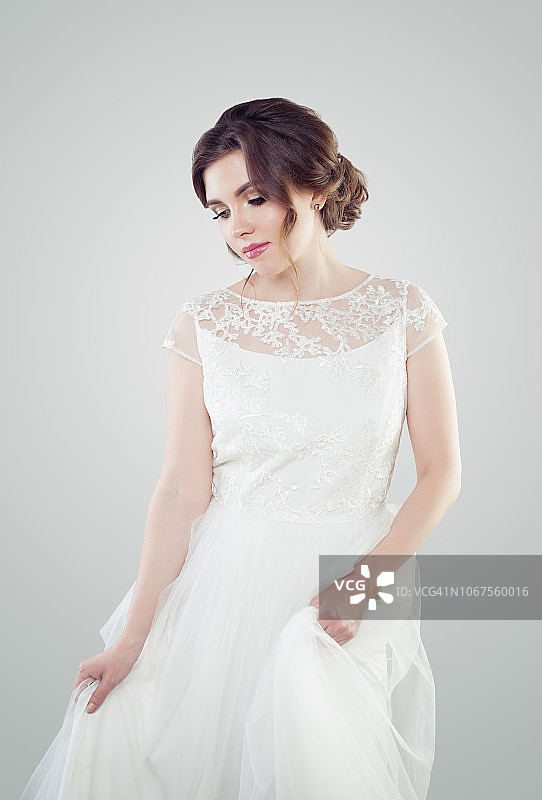 身穿新娘婚纱的迷人年轻女性图片素材