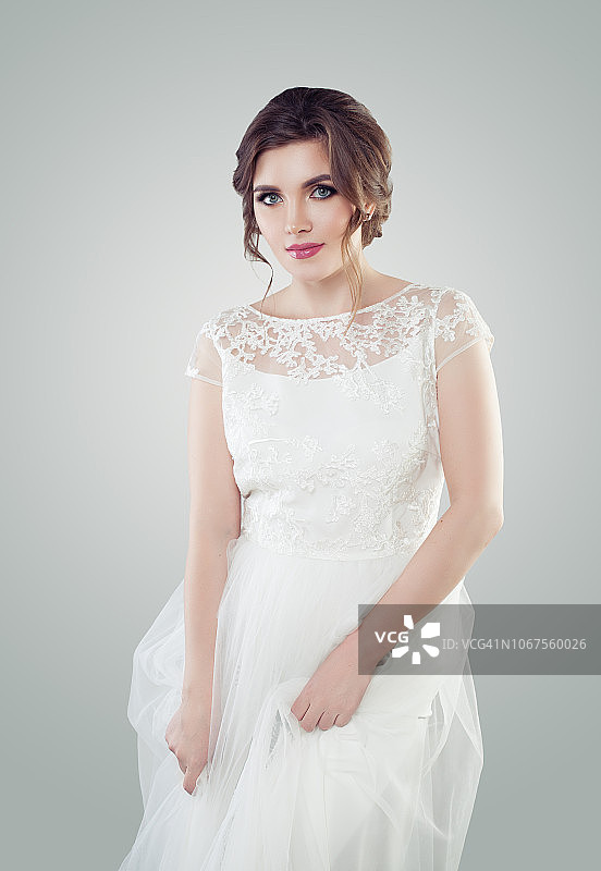 白色背景下的新娘妆发美女图片素材